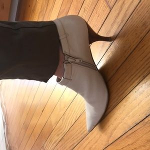 Nine West cream leather pointy ankle Booties